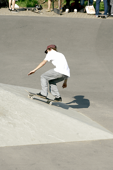 Etnies und Almost Pro Willow mit einem fetten Backside Bigspin