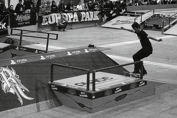 Alex Mizurov ballert einen Frontside Flip raus!