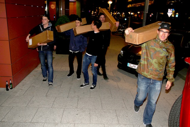 Auf dem Weg zur Überraschungsparty mit dem Chef!