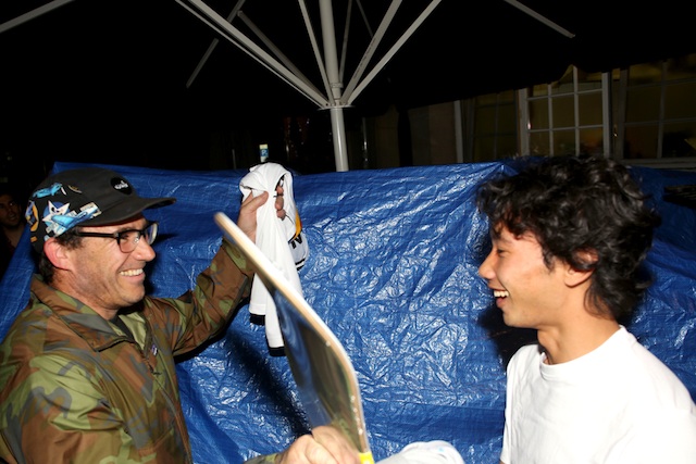 Cliché Chef Jeremy Daclin übergibt Lem sein Board und sein Shirt! Das passiert einmal im Leben eines Skaters!